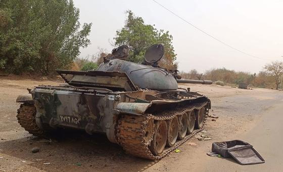 بقاية دبابة مدمرة في أحد شوارع العاصمة السودانية الخرطوم.